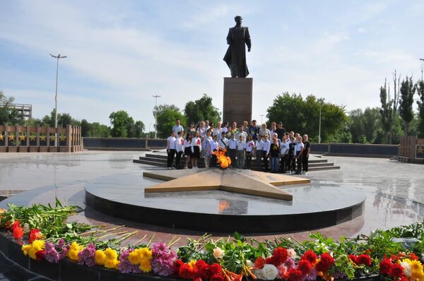 Во всех регионах Казахстана люди возлагают цветы и венки к мемориалам Воинской славы и зажигают свечи в память о тех, кто отдал жизни за победу над фашизмом.  - Sputnik Казахстан