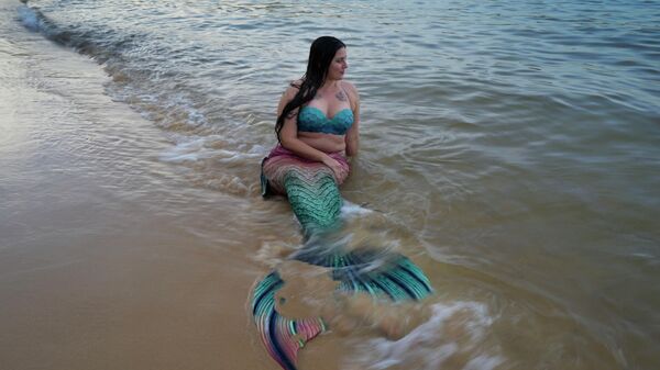 Лорен Метцлер, основатель Sydney Mermaids, на пляже Мэнли-Коув в Сиднее, Австралия - Sputnik Казахстан