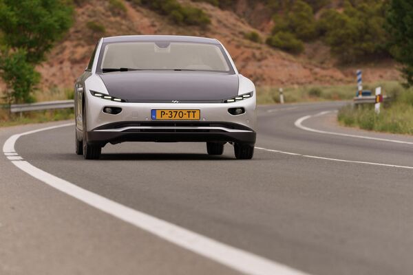 Так выглядит первый серийный автомобиль на солнечных батареях. На фото: электромобиль едет по дороге во время его мировой премьеры в Испании. - Sputnik Казахстан
