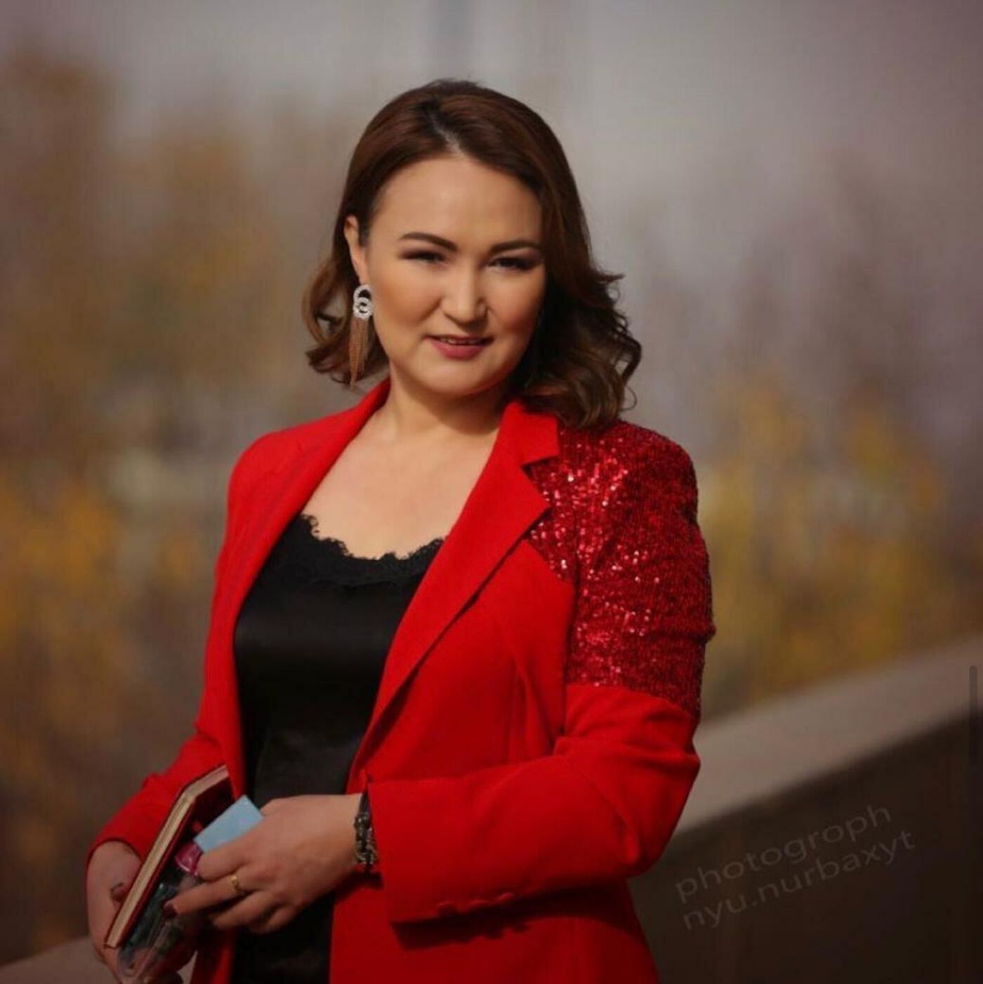 Қара әйел шашылып жатыр