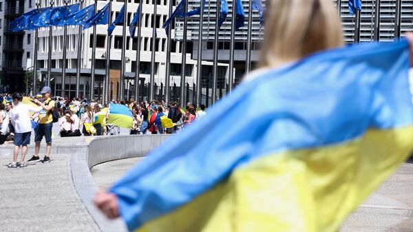 Люди с флагами Украины у здания Еврокомиссии в Брюсселе - Sputnik Қазақстан