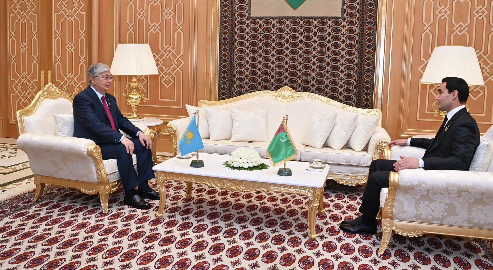 Глава государства провел встречу с Президентом Туркменистана Сердаром Бердымухамедовым - Sputnik Казахстан, 1920, 29.06.2022