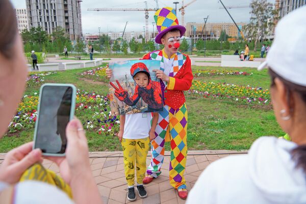 Аниматоры с удовольствием фотографировались с малышами.  - Sputnik Казахстан