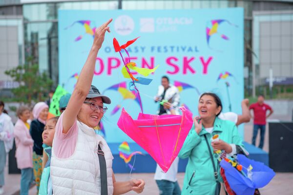 Фестиваль воздушных змеев Open Sky собрал боле сотни участников среди взрослых и маленьких астанчан.  - Sputnik Казахстан