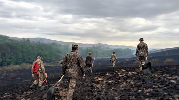 Военные вместе с пожарными патрулируют пожароопасные участки в Каркаралинском районе  - Sputnik Казахстан