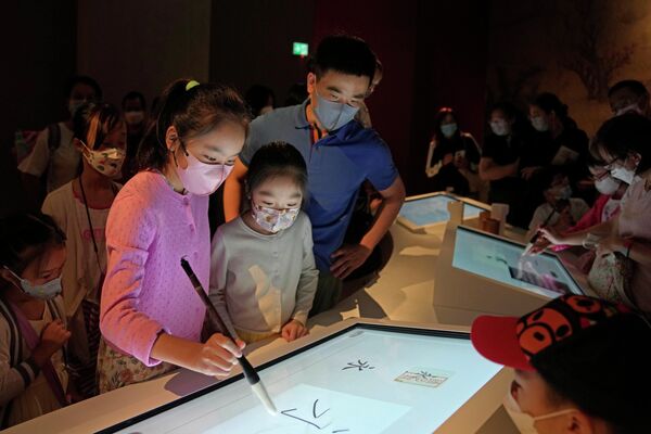 Гонконгтағы жаңа сарай-музейдегі интерактивті инсталляция көрермендерді өздерін ежелгі каллиграф сезінуге мүмкіндік береді. - Sputnik Қазақстан