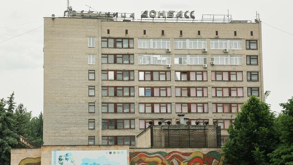 Вид на здание гостиницы Донбасс в Светлодарске/ Донецкая народная республика - Sputnik Казахстан