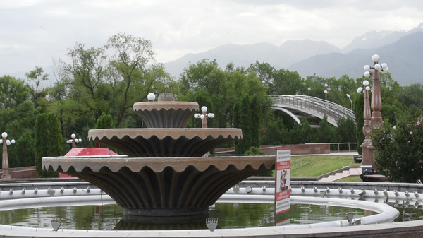 В парке первого президента есть два фонтана. В большом фонтане около 3000 кубометров воды, в малом фонтане 700 кубометров воды - Sputnik Казахстан