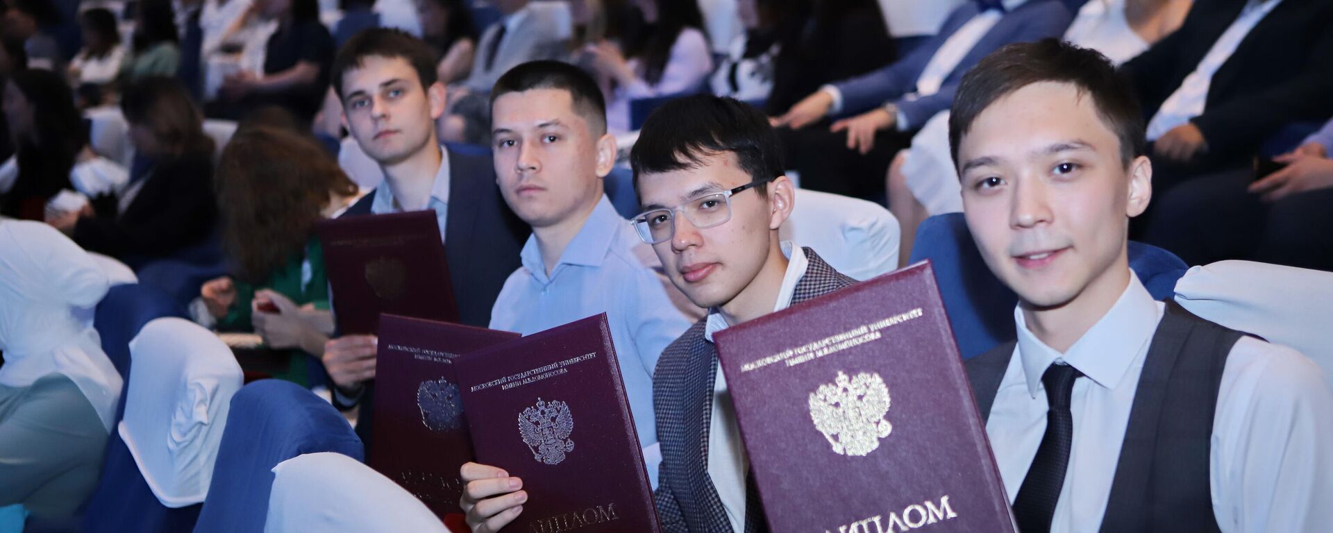 138 выпускников Казахстанского филиала  МГУ имени М.В. Ломоносова получили свои дипломы - Sputnik Казахстан, 1920, 08.07.2022