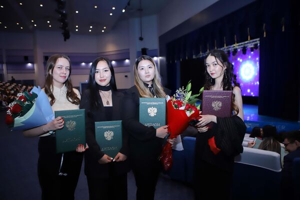 138 выпускников Казахстанского филиала  МГУ имени М.В. Ломоносова получили свои дипломы - Sputnik Казахстан