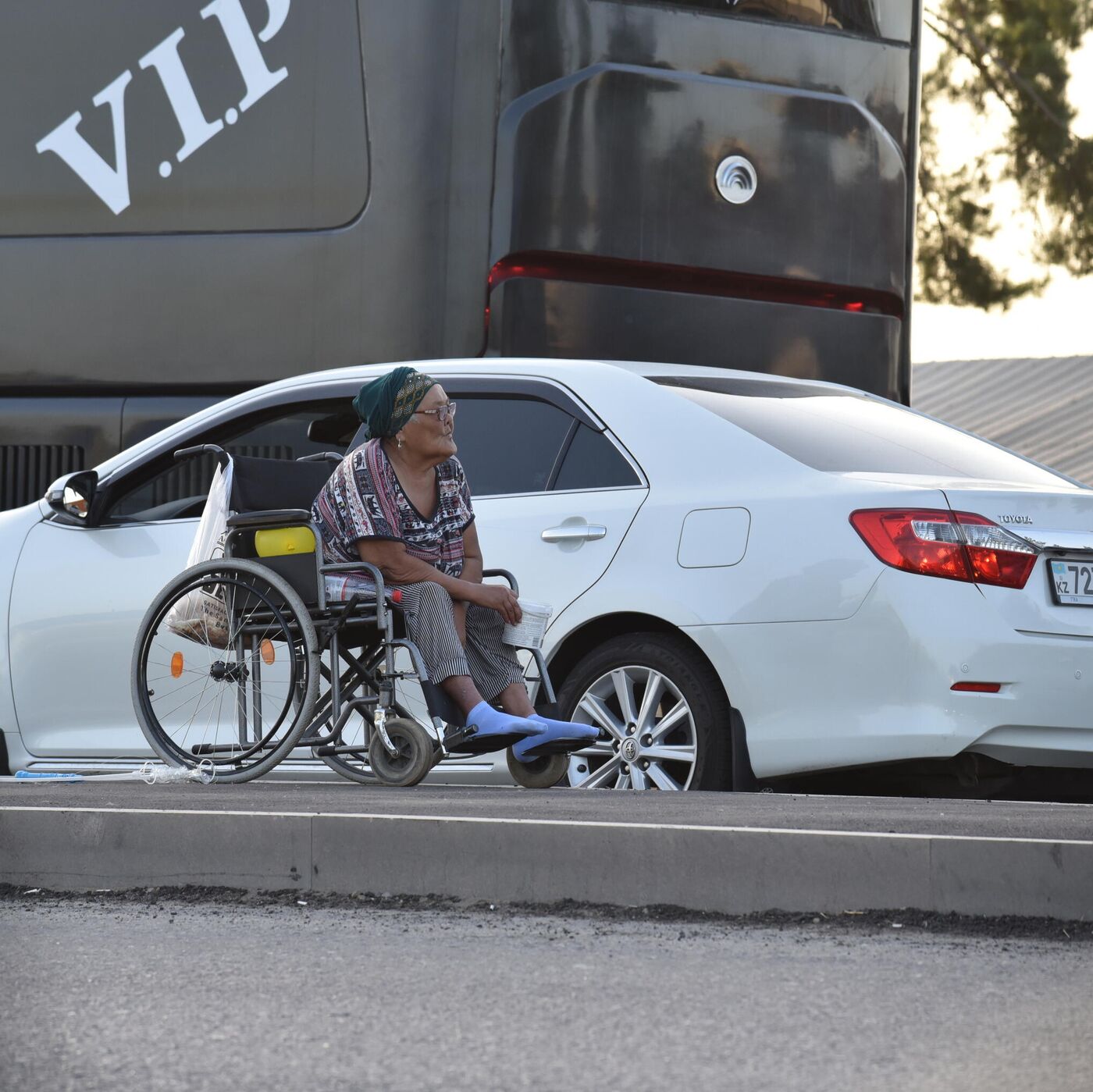 Тәжік тілінде үйдегі секс Қызды попка былдырғысы келеді