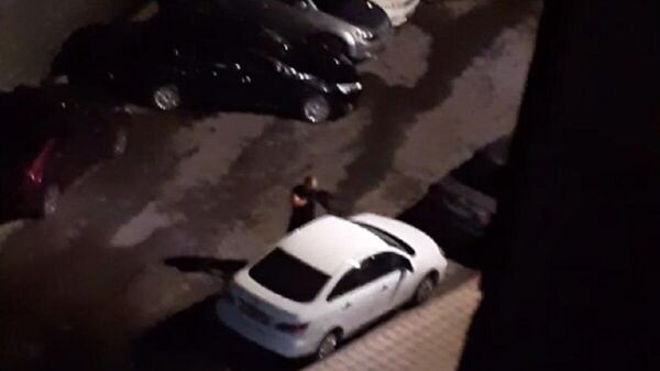 Вооруженного мужчину сняли на видео в Алматы - Sputnik Қазақстан