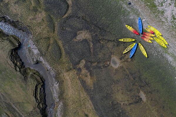 Дуб өзенінің (Франция) құрғаған сағасындағы байдаркалар - Sputnik Қазақстан