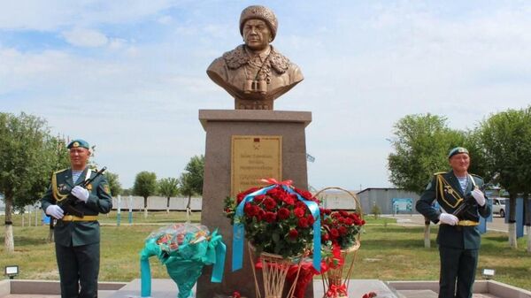 В Талдыкоргане открыли бюст легендарному полководцу Ивану Панфилову - Sputnik Казахстан