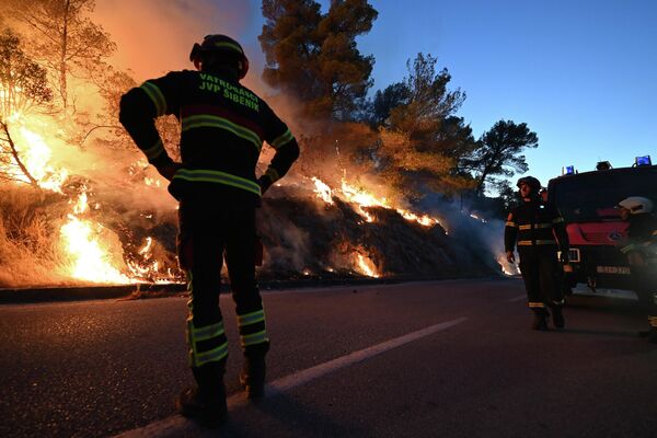 Пожарные наблюдают за лесным пожаром недалеко от Затона, Хорватия. Из-за сильного ветра на Адриатическом море в Хорватии бушуют пожары.  - Sputnik Казахстан