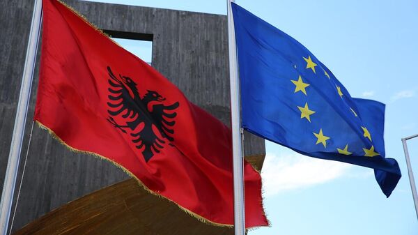 Флаги Албании и Евросоюза - Sputnik Казахстан