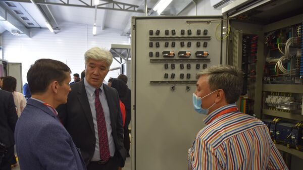 На открытии завода по производству шкафов для автоматизированных систем управления - Sputnik Казахстан