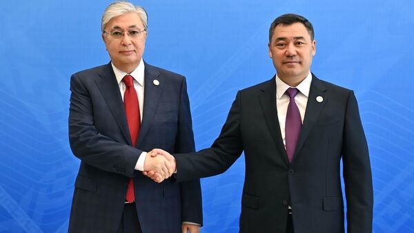 Церемония рукопожатия президента Казахстана Касым-Жомарта Токаева и президента Кыргызстана Садыра Жапарова - Sputnik Казахстан