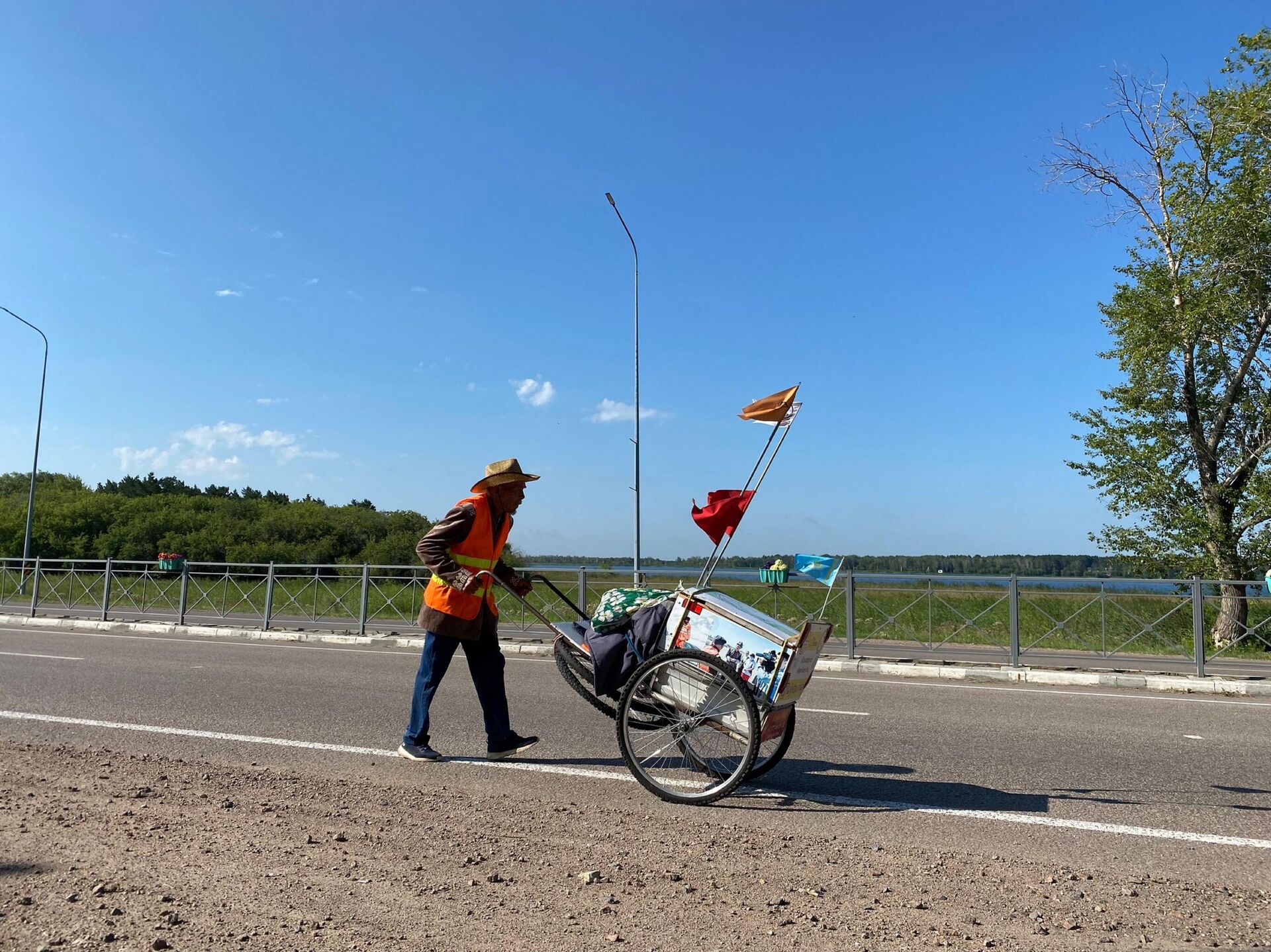 Сарсенбай Котырашов, 72-летний житель Улытау, преодолел 4500 километров пешком - Sputnik Казахстан, 1920, 21.07.2022
