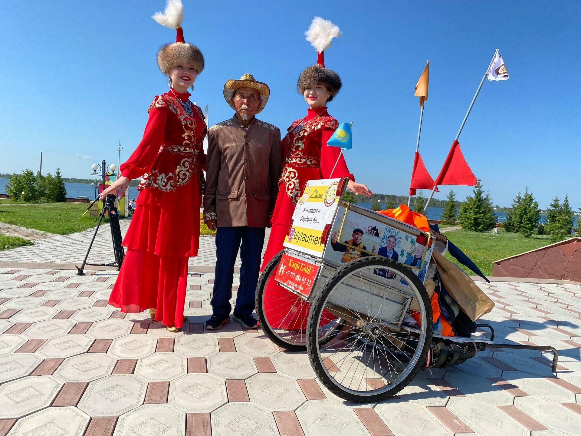 Аксакал путешествует с собственноручно изготовленной тележкой, которая весит 60 килограммов  - Sputnik Казахстан, 1920, 21.07.2022