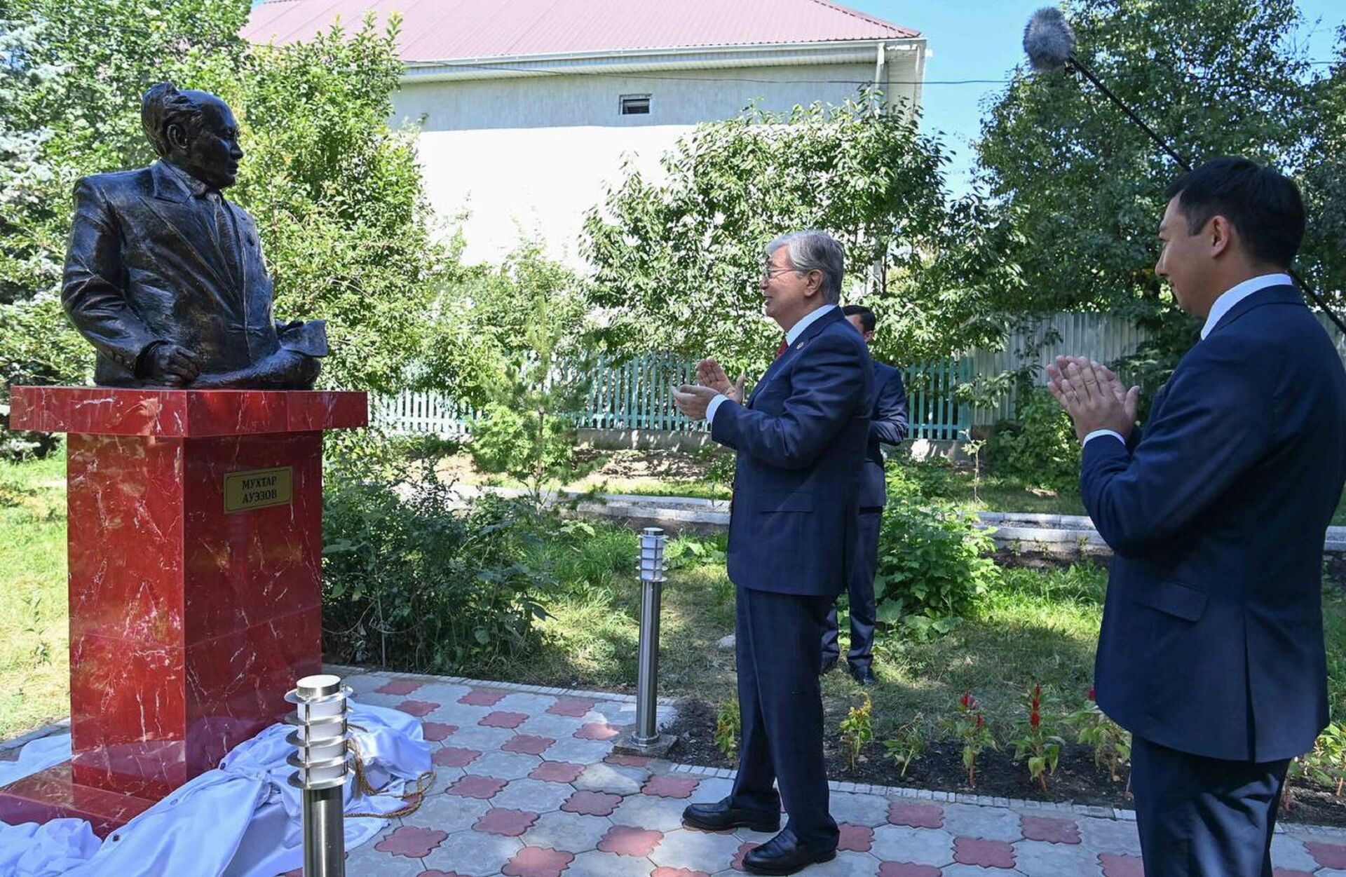  Президент Токаев открыл бюст Мухтара Ауэзова в Чолпон-Ате - Sputnik Қазақстан, 1920, 21.07.2022