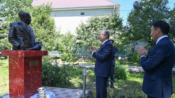  Президент Токаев открыл бюст Мухтара Ауэзова в Чолпон-Ате - Sputnik Казахстан