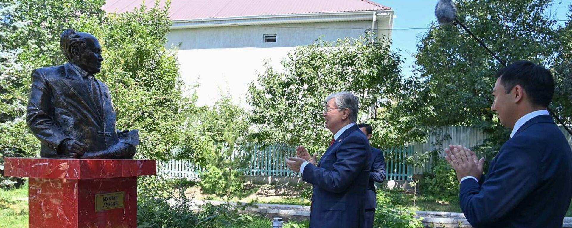  Президент Токаев открыл бюст Мухтара Ауэзова в Чолпон-Ате - Sputnik Казахстан, 1920, 21.07.2022