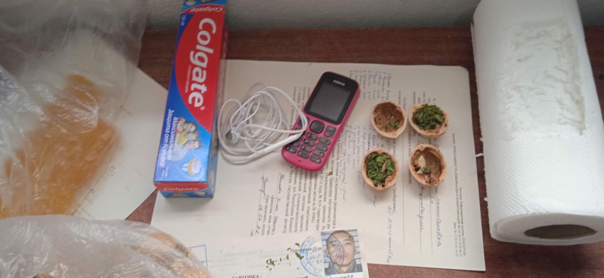 Наркотики в орехах, мобильный телефон и наушники пытались передать в колонию в ВКО - Sputnik Казахстан, 1920, 21.07.2022