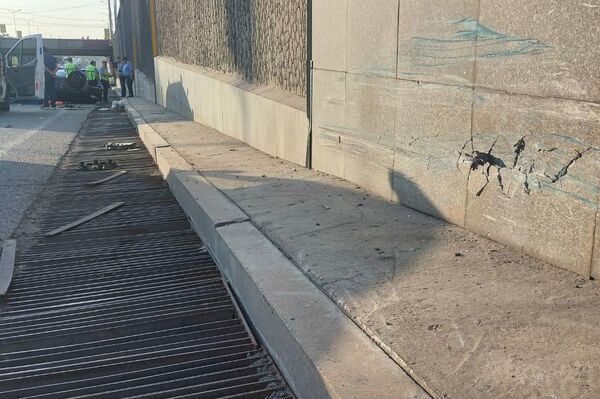 Автомобиль врезался в стену и перевернулся - Sputnik Казахстан