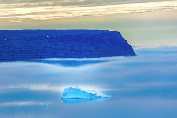 Тұманның арасынан көрініп тұрған айсбергтер Гренландиядағы Питуффик маңындағы Баффин шығанағында қалқып жүр. Суреттер NASA Gulfstream V ұшағымен арктикалық теңіз мұзының еруін өлшеу кезінде түсірілген - Sputnik Қазақстан