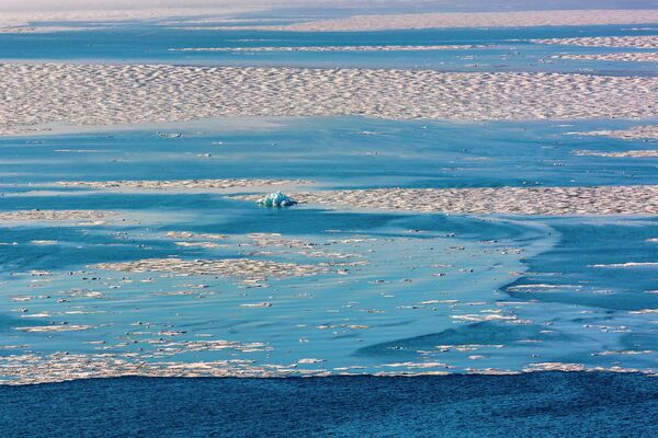 Айсберги близ Гренландии. Самолет НАСА Gulfstream V регулярно измеряет таяние арктического морского льда. Согласно новому исследованию, за последние два десятилетия Арктика потеряла около одной трети объема зимнего морского льда.  - Sputnik Казахстан