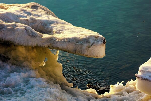 Айсберг тает в Баффиновой бухте недалеко от Питуффика, Гренландия. Исследование также показало, что морской лед, вероятно, тоньше, чем предыдущие оценки. - Sputnik Казахстан