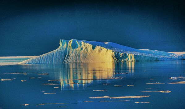 Больше века назад &quot;предок&quot; этого айсберга, отколовшийся от гренландского ледника, уничтожил величайший пароход в мире - &quot;Титаник&quot;. Теперь же сами айсберги находятся под угрозой полного уничтожения человечеством.  - Sputnik Казахстан