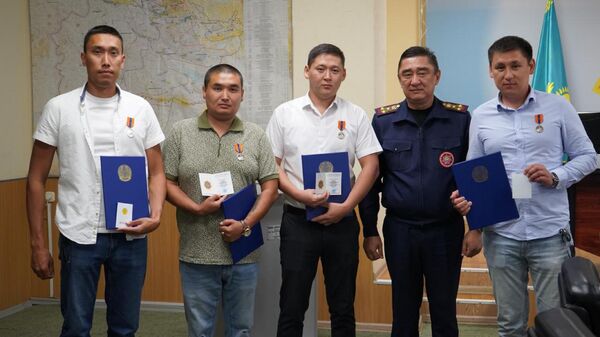 Мужчин, которые спасли пассажиров потерпевшего крушение катера, наградили в Восточном Казахстане  - Sputnik Казахстан