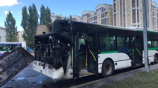 Пожарные потушили горящий пассажирский автобус в Нур-Султане - Sputnik Казахстан
