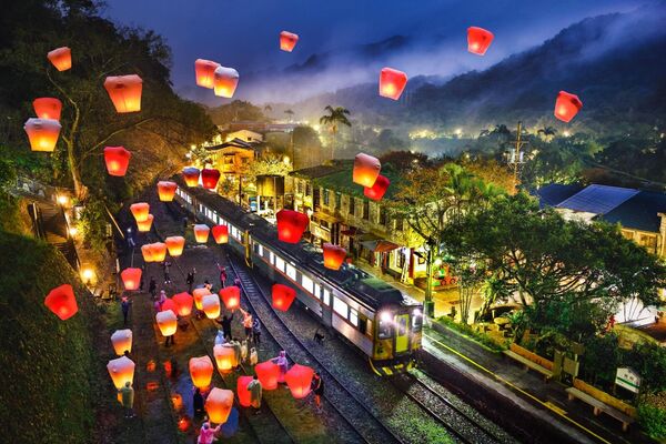 Снимок Sky Lantern Train тайваньского фотографа &quot;Поезд небесных фонарей&quot;. Фотограф Ширли Вунг. 1-е место в категории &quot;Уличная фотография&quot;. - Sputnik Казахстан