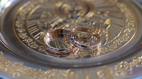 Обручальные кольца на церковном блюде  - Sputnik Казахстан