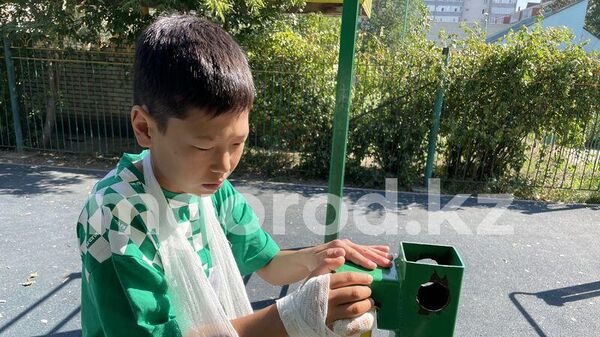 В Уральске ещё одному ребёнку отрезало фалангу пальца на детской площадке - Sputnik Казахстан