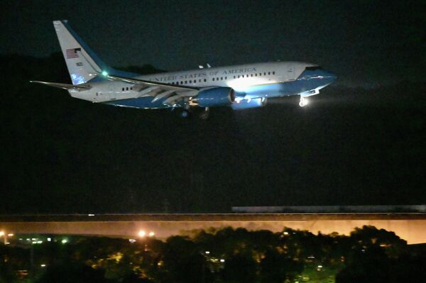 Военный самолет США со спикером Палаты представителей США Нэнси Пелоси на борту готовится к посадке в аэропорту Суншань в Тайбэе.  - Sputnik Казахстан