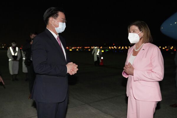 Спикер Палаты представителей США Нэнси Пелоси приветствует министра иностранных дел Тайваня Джозефа Ву после посадки в аэропорту Тайбэя.  - Sputnik Казахстан