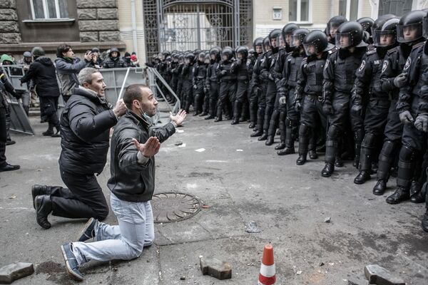 На фото: столкновения протестующих с бойцами сил правопорядка во время беспорядков возле здания администрации президента Украины - Sputnik Казахстан