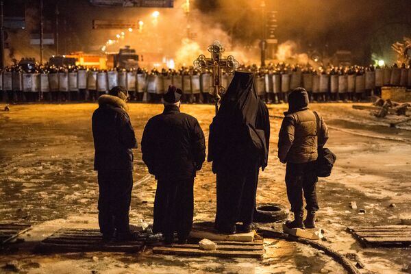 На фото: украинские священнослужители стоят между милицией и оппозицией на нейтральной территории - Sputnik Казахстан