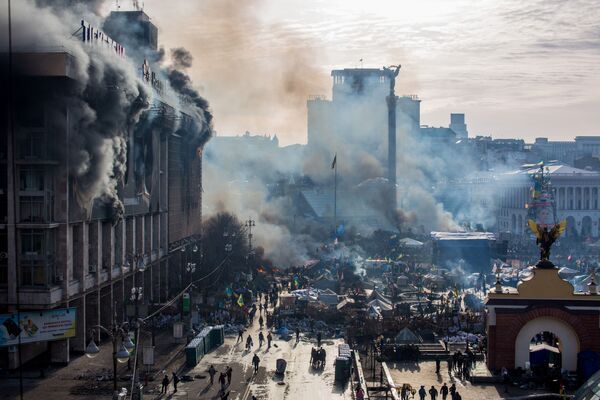 На фото: дым от пожаров и сторонники оппозиции на площади Независимости в Киеве - Sputnik Казахстан