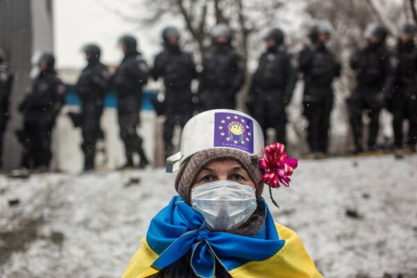 Участница протестных митингов за евроинтеграцию Украины на улице Грушевского в Киеве - Sputnik Казахстан