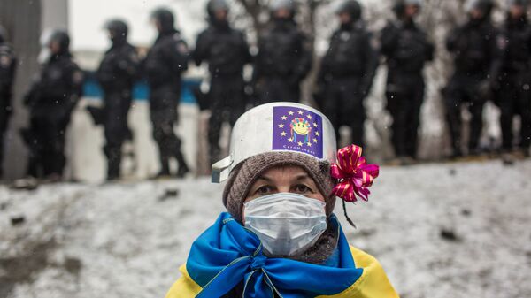 Участница протестных митингов за евроинтеграцию Украины на улице Грушевского в Киеве - Sputnik Казахстан