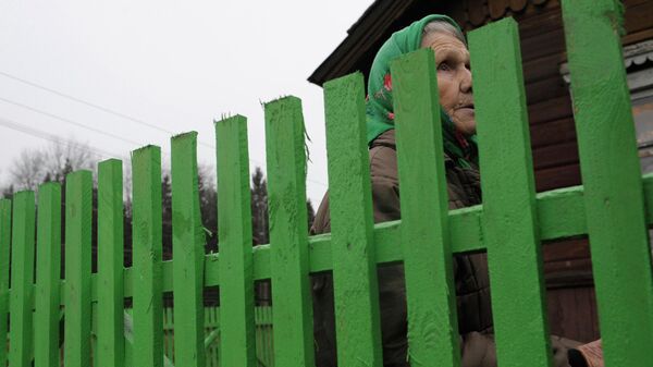Пенсионерке Елене Голубевой установили новый забор - Sputnik Казахстан