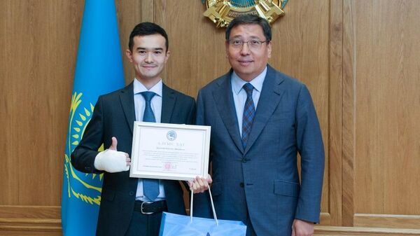 Аким Алматы Ерболат Досаев наградил Райымбека Медетбека, который спас женщину от вооруженного мужчины в автобусе - Sputnik Казахстан