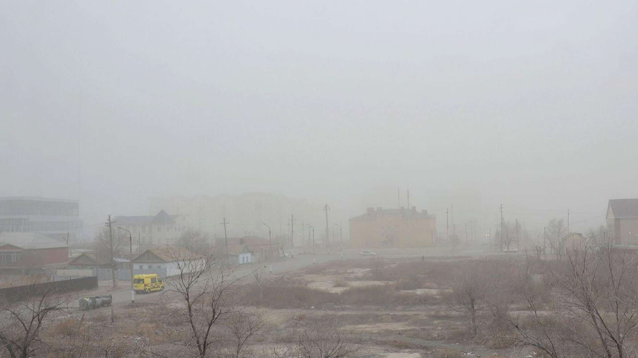 Смог благодаря. Смог. Смог в городе. Город в тумане. Дымка в городе.