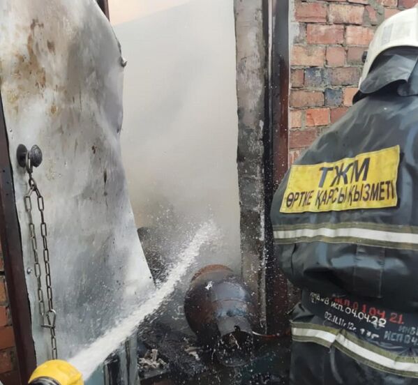 Пожарные смогли локализовать пожар лишь через полчаса после сообщения о возгорании - Sputnik Казахстан