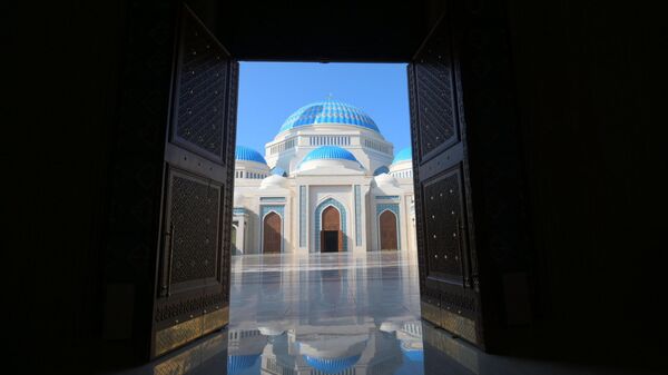 Главная республиканская мечеть в Нур-Султане занимает площадь в десять гектаров.  - Sputnik Казахстан